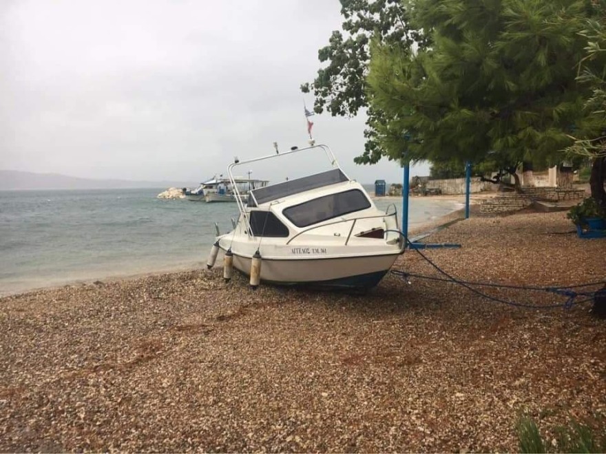 Κακοκαιρία Ιανός: Βούλιαξαν βάρκες στο λιμάνι του Αστακού