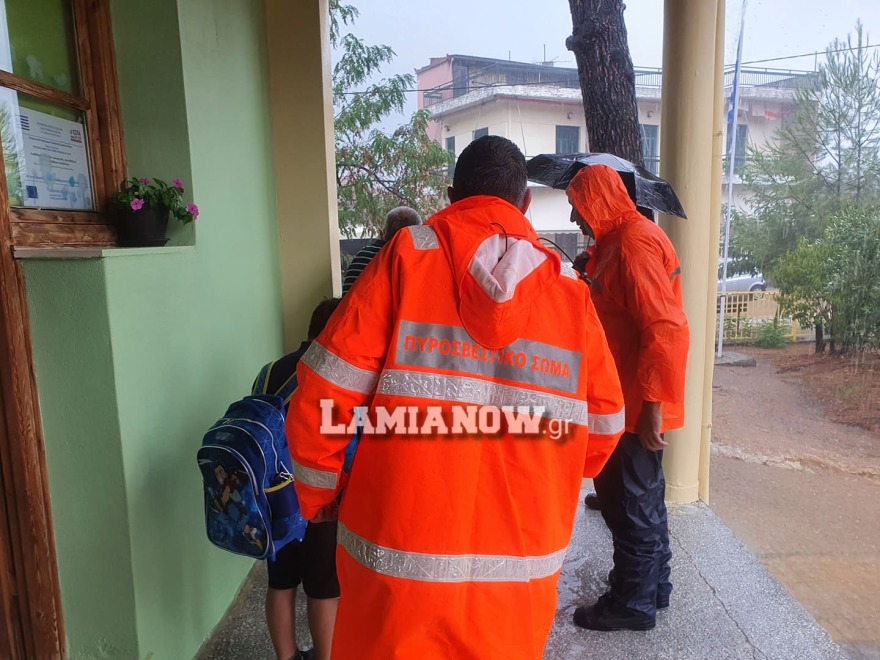 Κακοκαιρία Ιανός - Πυροσβέστες στη Φθιώτιδα έβγαλαν αγκαλιά τους μαθητές από σχολείο