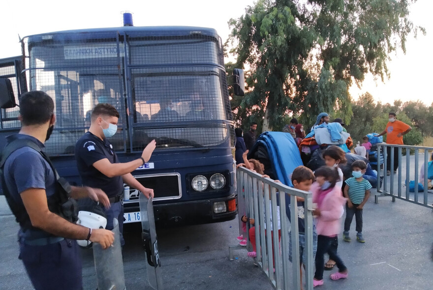 Λέσβος: Πάνω από 5.000 μετανάστες έχουν μπει στο Καρά Τεπέ - Δείτε βίντεο από τις επιχειρήσεις της ΕΛΑΣ