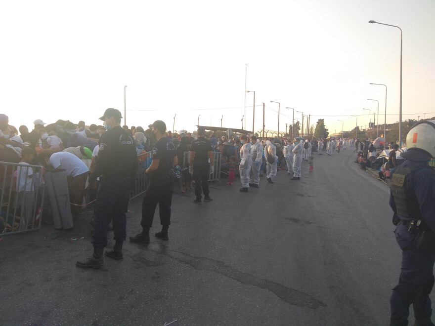 Λέσβος: Πάνω από 5.000 μετανάστες έχουν μπει στο Καρά Τεπέ - Δείτε βίντεο από τις επιχειρήσεις της ΕΛΑΣ