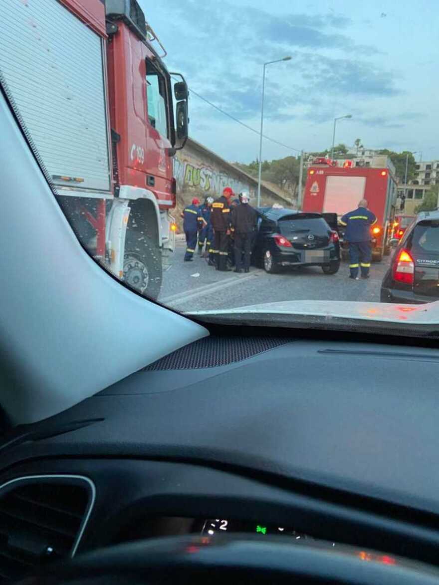 Σοβαρό τροχαίο στην Αγία Μαρίνα Αττικής: ΙΧ συγκρούστηκε με λεωφορείο - Σε κρίσιμη κατάσταση ένας τραυματίας