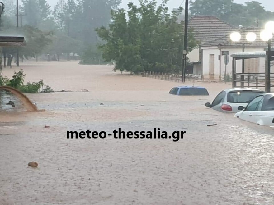 Κακοκαιρία «Ιανός»: Συγκλονιστικό βίντεο με διάσωση ηλικιωμένου στα Φάρσαλα