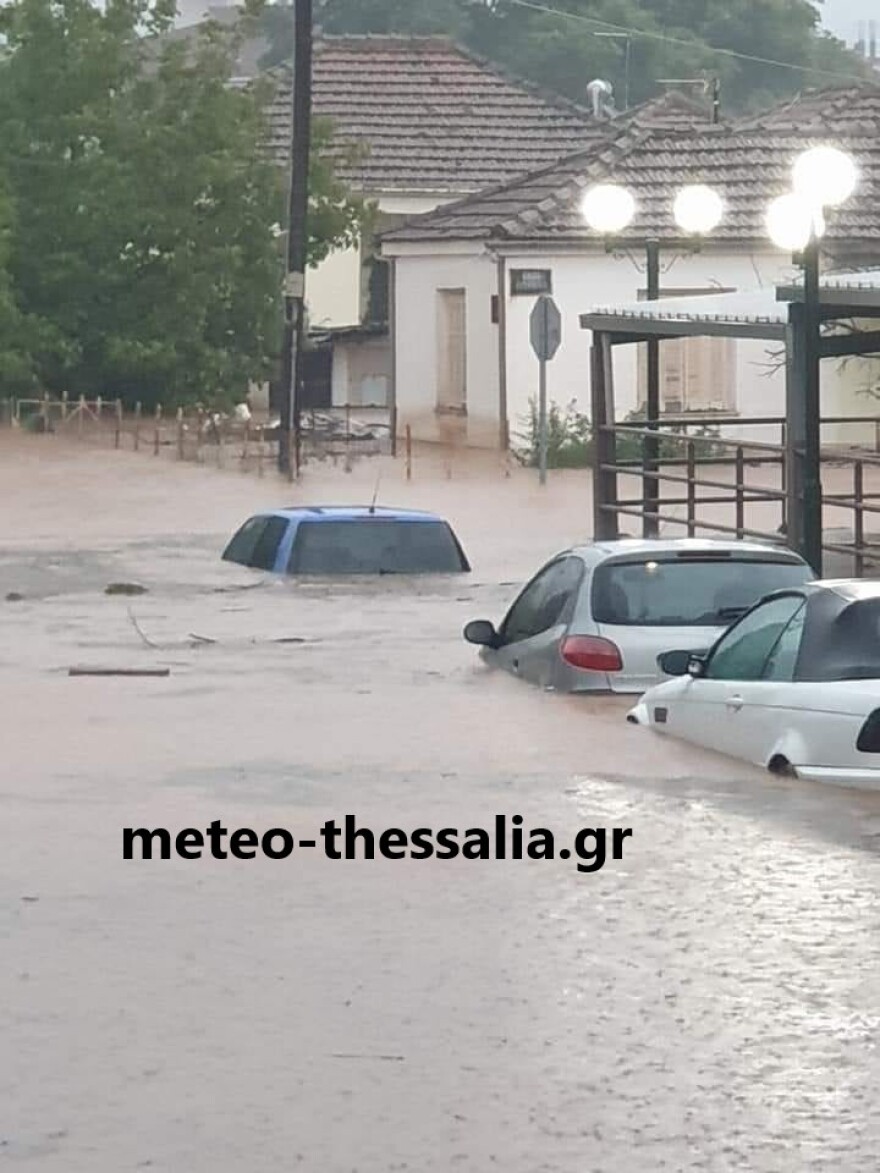 Κακοκαιρία «Ιανός»: Συγκλονιστικό βίντεο με διάσωση ηλικιωμένου στα Φάρσαλα