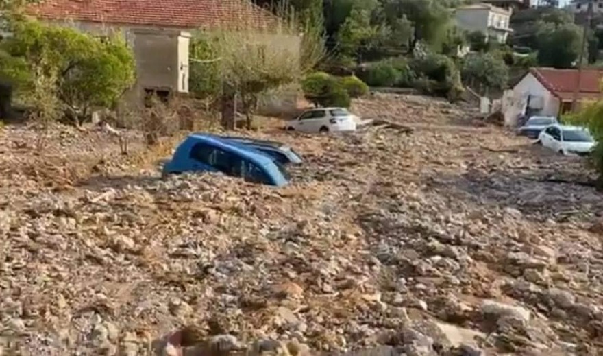 Κακοκαιρία Ιανός - Κεφαλονιά: Βουνό από πέτρες σκέπασε τα αυτοκίνητα