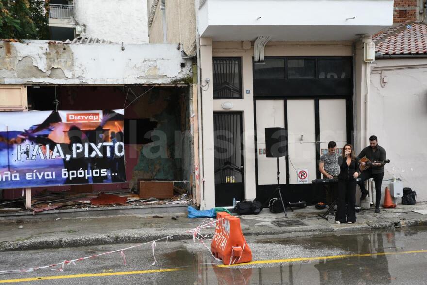 Ιστορικός οίκος ανοχής στη Λάρισα γκρεμίστηκε με live μπουζούκια: «Ηλία ρίχτο… όλα είναι δρόμος»