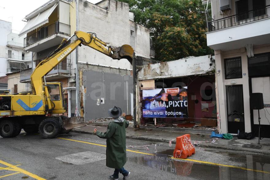 Ιστορικός οίκος ανοχής στη Λάρισα γκρεμίστηκε με live μπουζούκια: «Ηλία ρίχτο… όλα είναι δρόμος»