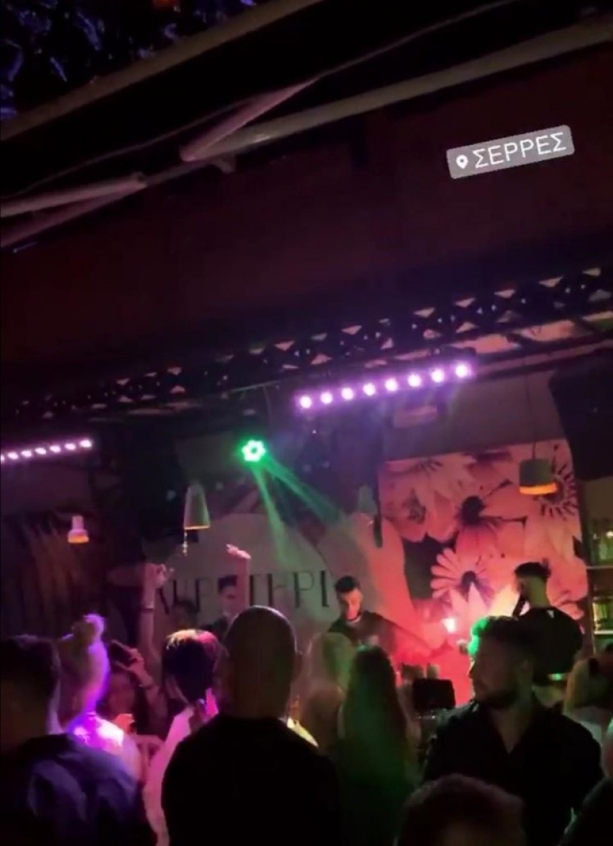 Η Θεσσαλονίκη «μετακομίζει» Σέρρες κάθε βράδυ - Εικόνες συνωστισμού σε μπαρ και κλαμπ