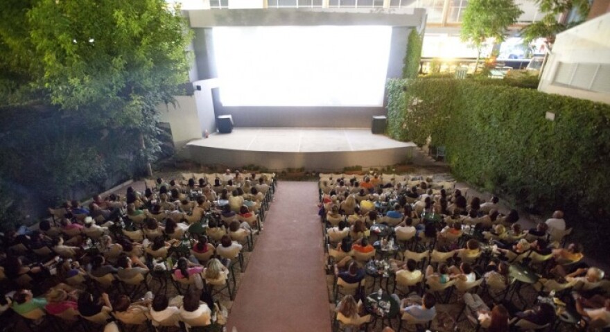 Πώς λειτουργούν από σήμερα θέατρα, κινηματογράφοι και μουσεία - Τι θα γίνει με τις θεατρικές παραστάσεις του χειμώνα