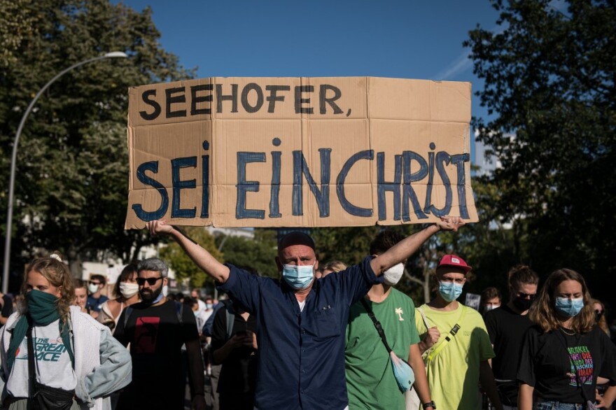 Βερολίνο: Χιλιάδες διαδηλωτές ζητούν από την ΕΕ να δεχθεί πρόσφυγες από τη Λέσβο