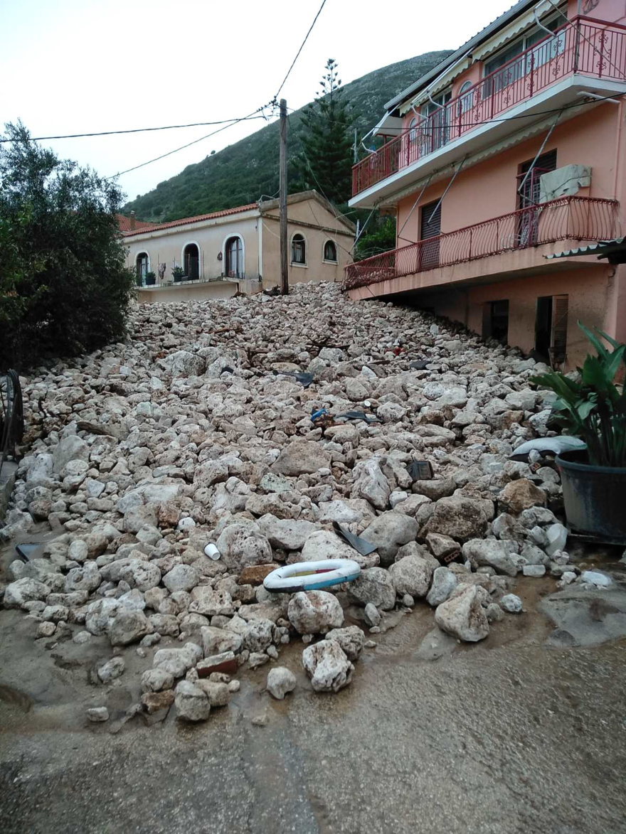 Κακοκαιρία Ιανός: Αγωνία για τους τρεις αγνοούμενους στην Καρδίτσα