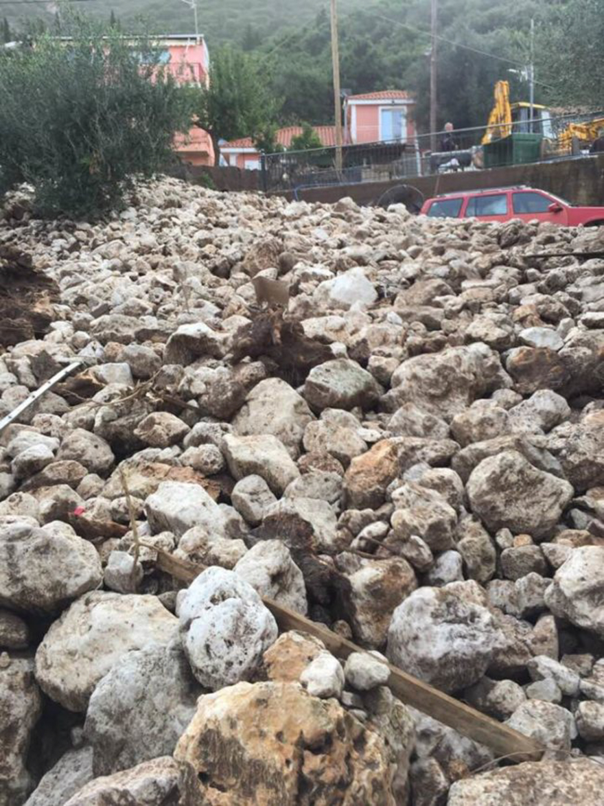 Κακοκαιρία Ιανός: Αγωνία για τους τρεις αγνοούμενους στην Καρδίτσα