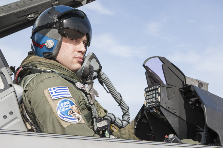 Ο Έλληνας πιλότος που πέταξε με Rafale περιγράφει: «Η ζωή μας μοιάζει με αυτή ενός κοσμοκαλόγερου»