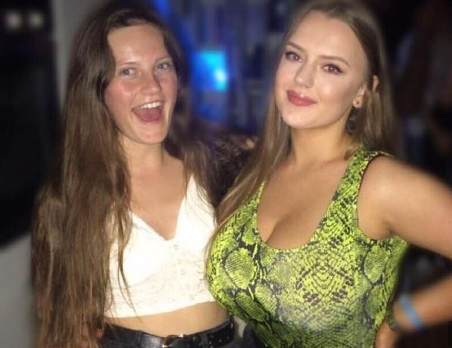 «Το τεράστιο στήθος μού καταστρέφει τη ζωή» λέει 20χρονη Βρετανή και απευθύνει έκκληση για βοήθεια