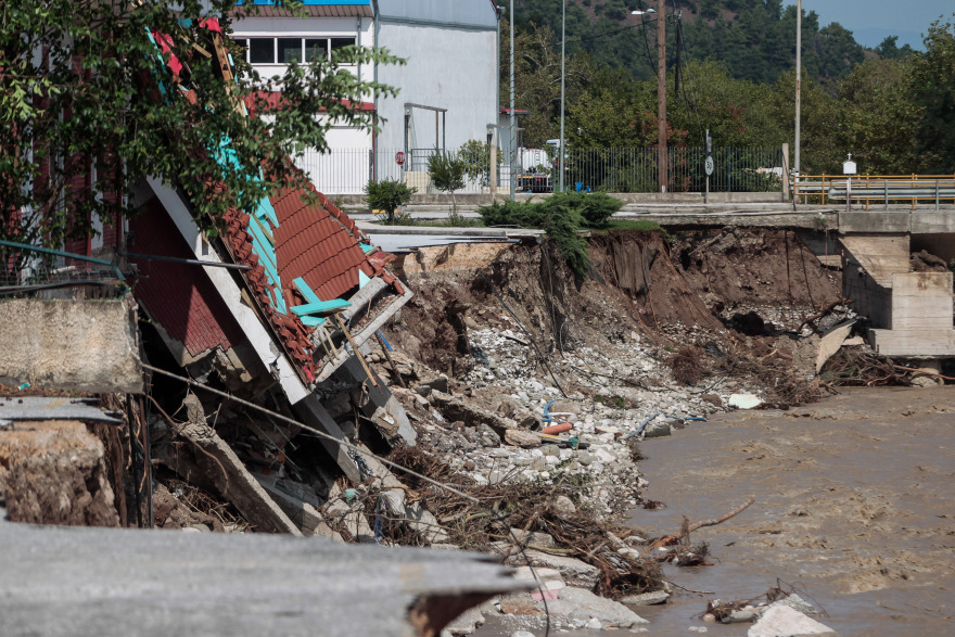 Κακοκαιρία Ιανός - Θεσσαλία: «Βομβαρδισμένο τοπίο» - Τρεις νεκροί, μία αγνοούμενη βιβλικές καταστροφές