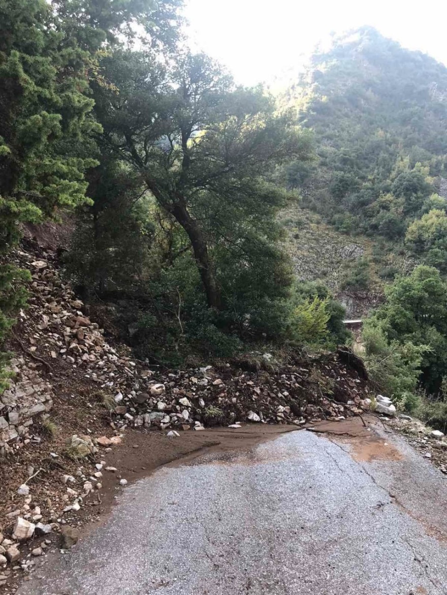 Οξυά Καρδίτσας: Μεγάλη επιχείρηση με ελικόπτερο -  Έριξαν νερό και τρόφιμα στους εγκλωβισμένους