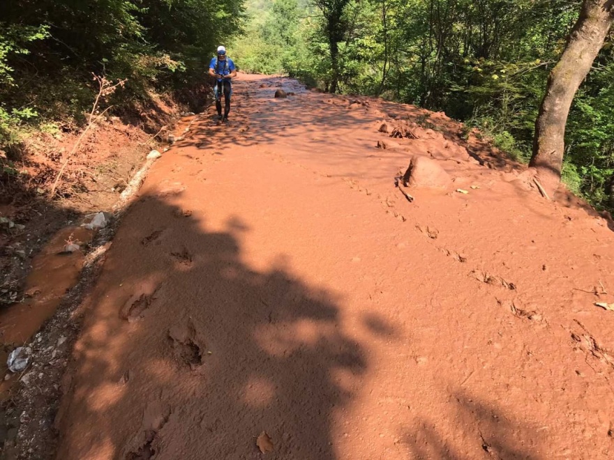 Οξυά Καρδίτσας: Μεγάλη επιχείρηση με ελικόπτερο -  Έριξαν νερό και τρόφιμα στους εγκλωβισμένους
