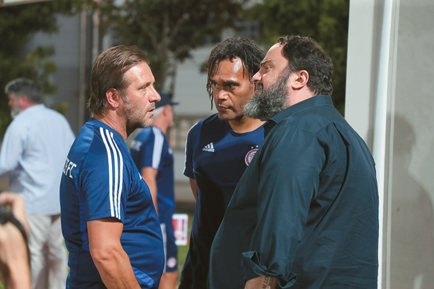 Ο Κριστιάν Καρεμπέ στον Δημήτρη Δανίκα: Ο Ολυμπιακός, ο Μαντέλα και οι γυναίκες της ζωής του