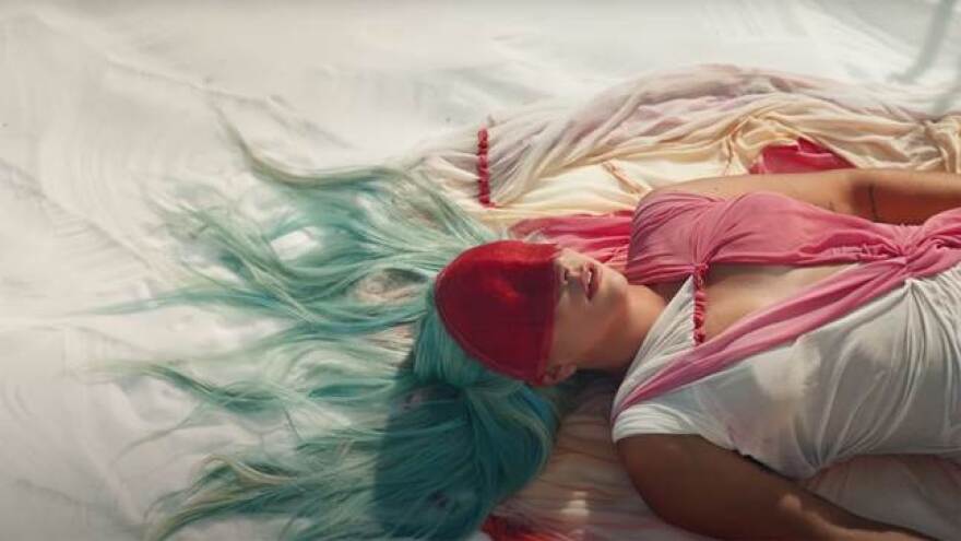 Lady Gaga: «Καλέστε την άμεση δράση» - Το νέο της μυσταγωγικό music video «911» για τον εφιάλτη με τα αντιψυχωσικά φάρμακα