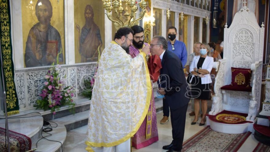 Κουμουτσάκος: Όλοι να τηρούμε τα μέτρα προστασίας - Λήξαν το θέμα με τη Θεία Κοινωνία 