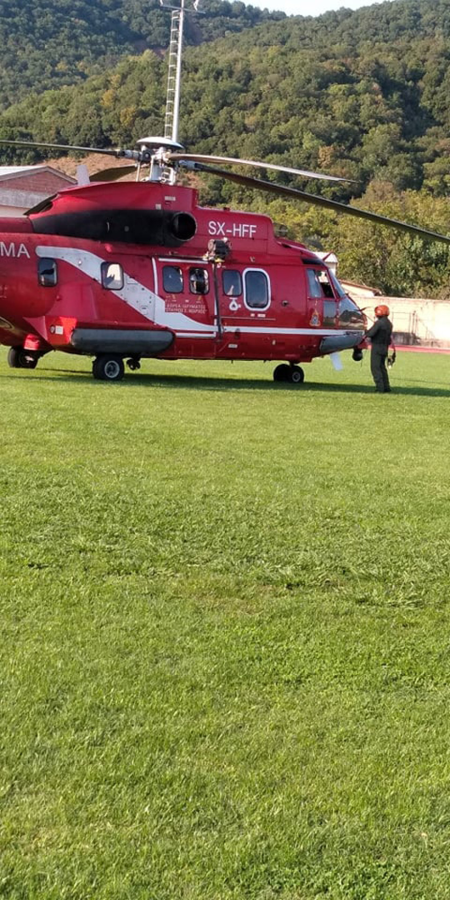 Οξυά Καρδίτσας: Μεγάλη επιχείρηση με ελικόπτερο -  Έριξαν νερό και τρόφιμα στους εγκλωβισμένους