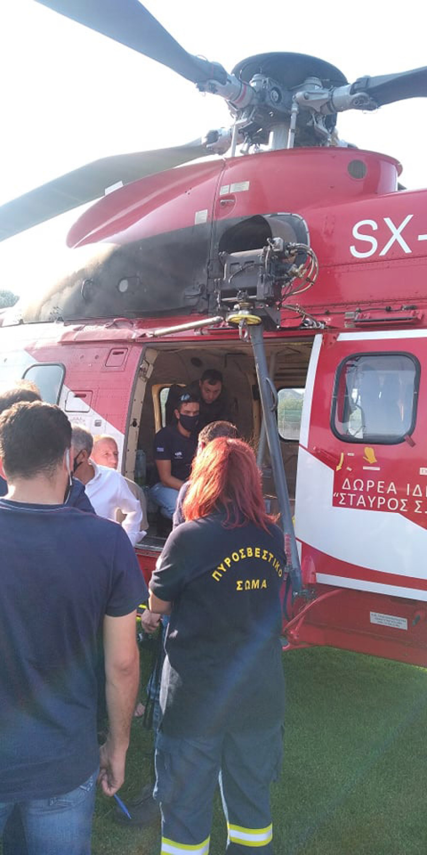 Οξυά Καρδίτσας: Μεγάλη επιχείρηση με ελικόπτερο -  Έριξαν νερό και τρόφιμα στους εγκλωβισμένους