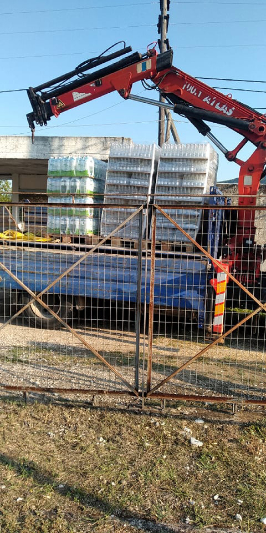 Οξυά Καρδίτσας: Μεγάλη επιχείρηση με ελικόπτερο -  Έριξαν νερό και τρόφιμα στους εγκλωβισμένους