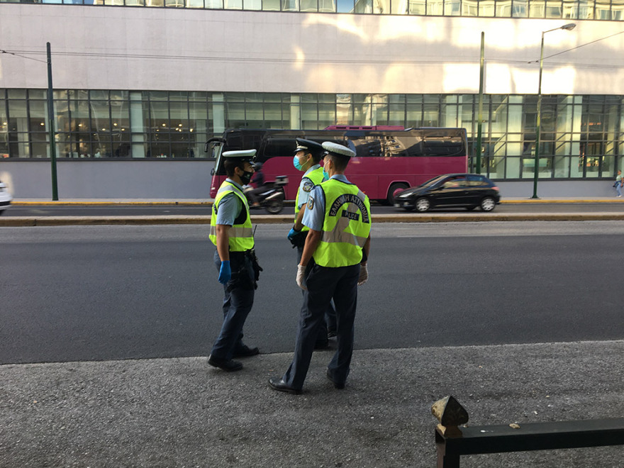 Μέτρα για τον κορωνοϊό: Εντατικοί έλεγχοι από το πρωί στα ΜΜΜ - Δείτε φωτογραφίες και βίντεο