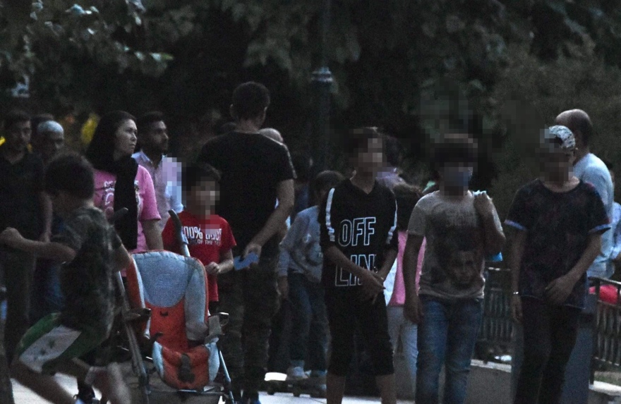 Πλατεία Βικτωρίας: Γεμίζει μετανάστες τα βράδια - Δείτε φωτογραφίες