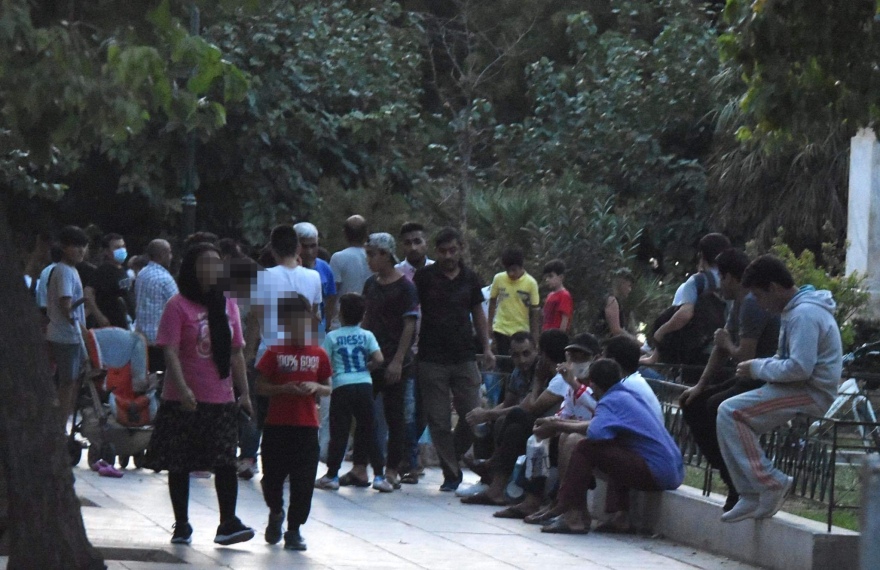 Πλατεία Βικτωρίας: Γεμίζει μετανάστες τα βράδια - Δείτε φωτογραφίες