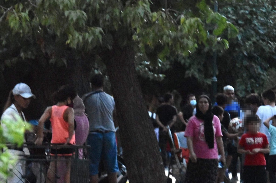 Πλατεία Βικτωρίας: Γεμίζει μετανάστες τα βράδια - Δείτε φωτογραφίες