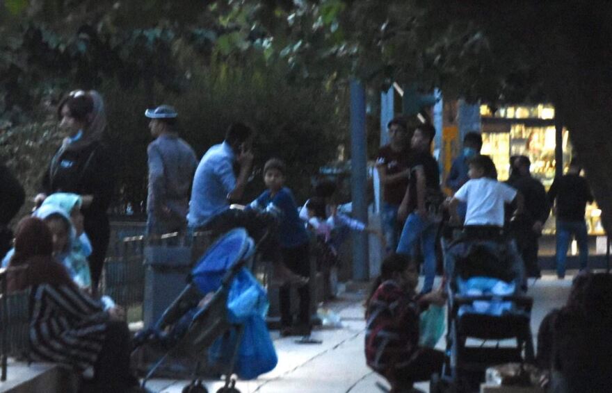 Πλατεία Βικτωρίας: Γεμίζει μετανάστες τα βράδια - Δείτε φωτογραφίες