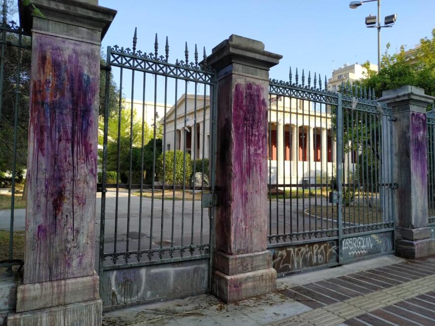 Μεγάλη επιχείρηση στο Πολυτεχνείο: Καθαρίζουν τα γκράφιτι - Δείτε φωτογραφίες και βίντεο