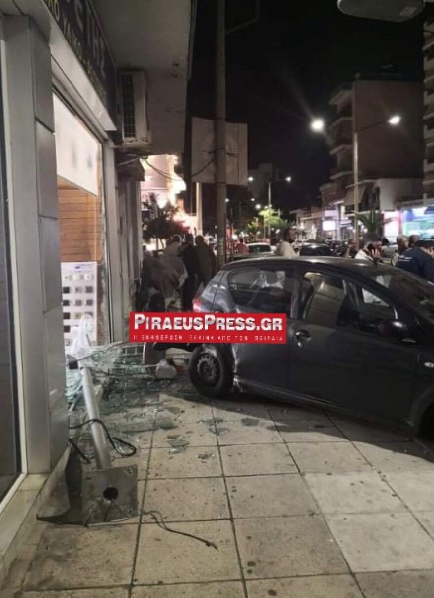 Τροχαίο ατύχημα στα Καμίνια του Πειραιά (φωτογραφίες)