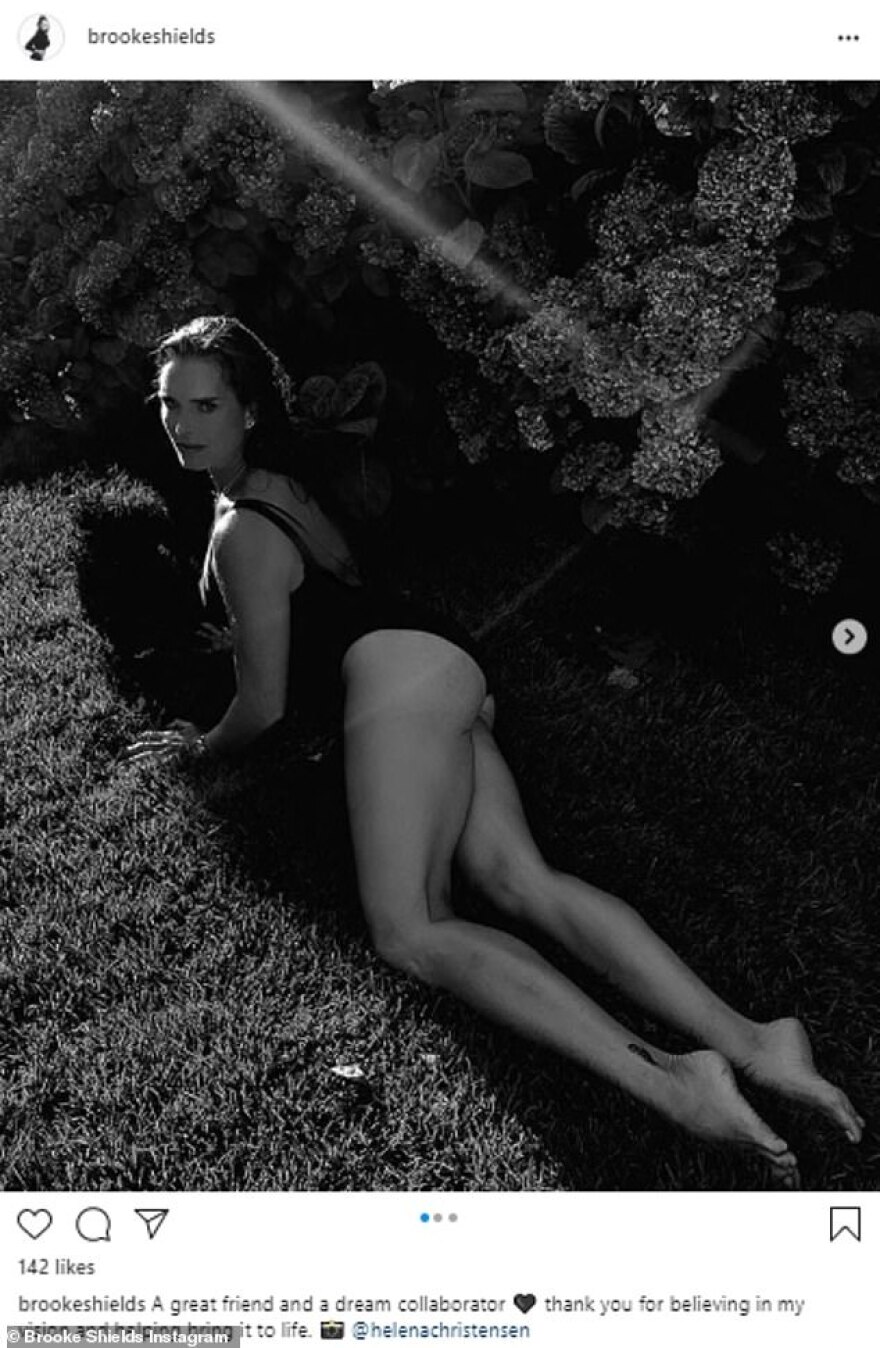 Μπρουκ Σιλντς: Αισθησιακές πόζες με μαγιό στα 55 της χρόνια 