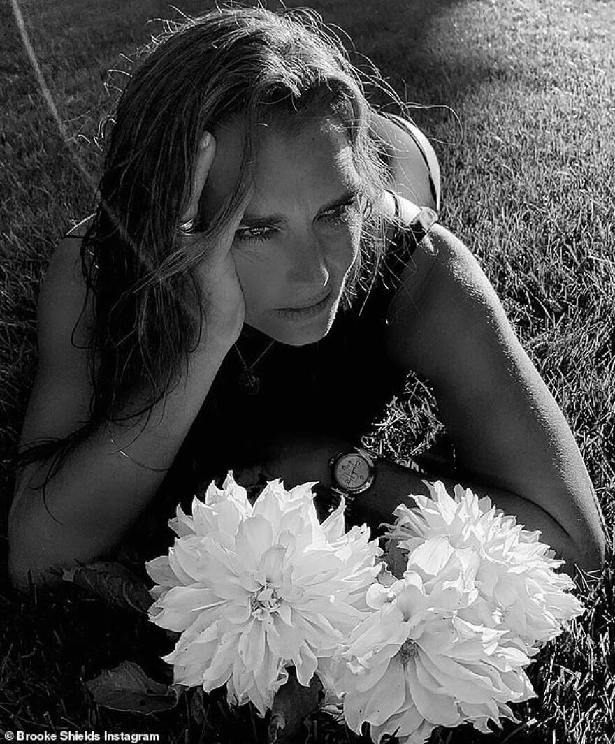 Μπρουκ Σιλντς: Αισθησιακές πόζες με μαγιό στα 55 της χρόνια 