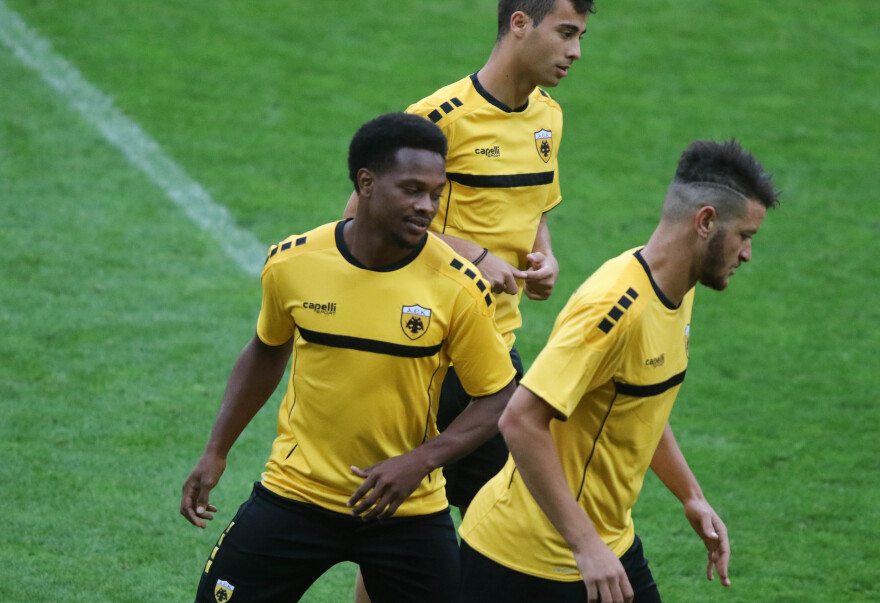 «Κλικ» από την προπόνηση της ΑΕΚ στο Σεντ Γκάλεν