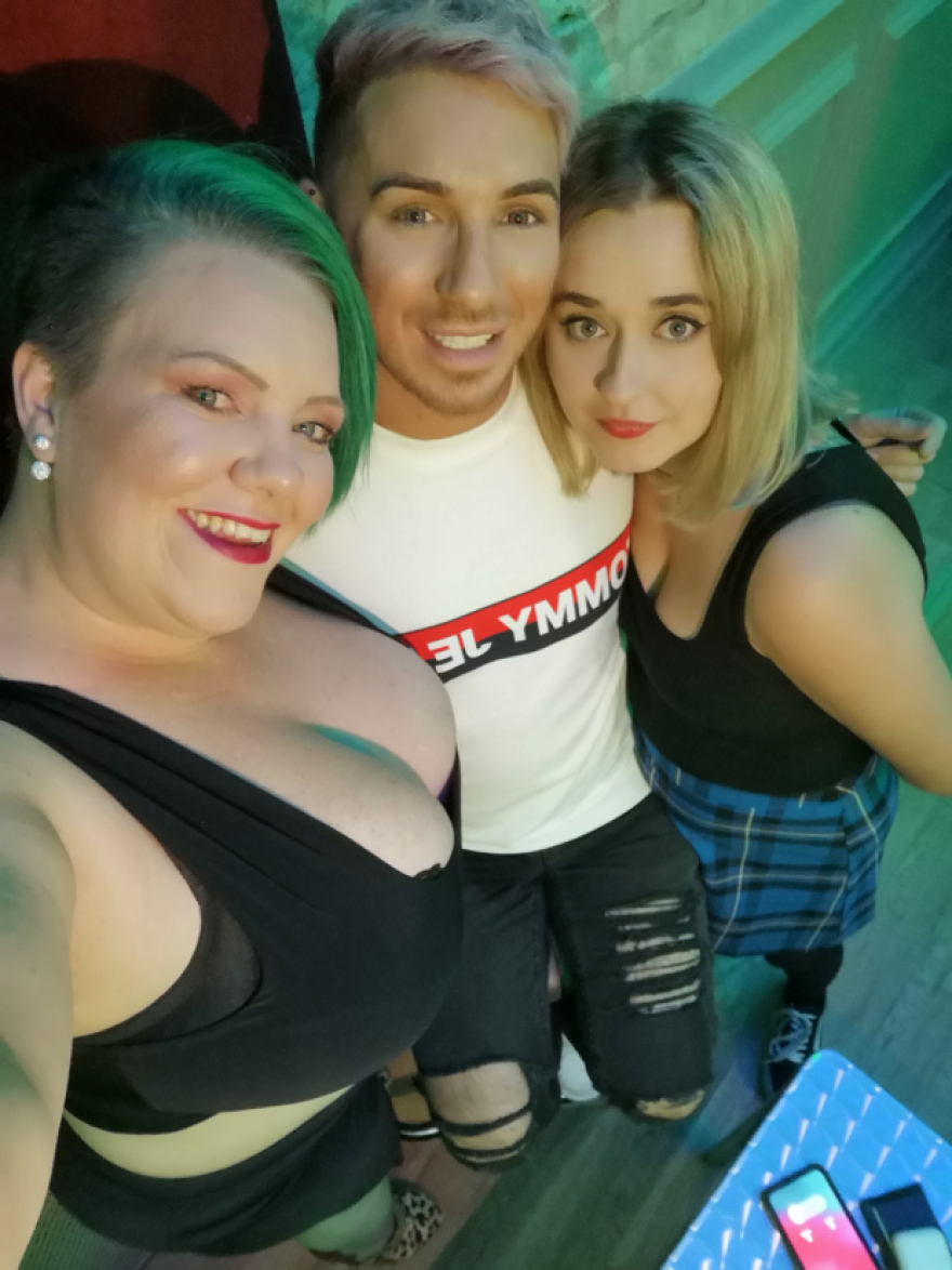 «To πελώριο στήθος κάνει τη ζωή μας κόλαση» - Χυμώδεις Βρετανίδες «ξεσπούν» στη Sun