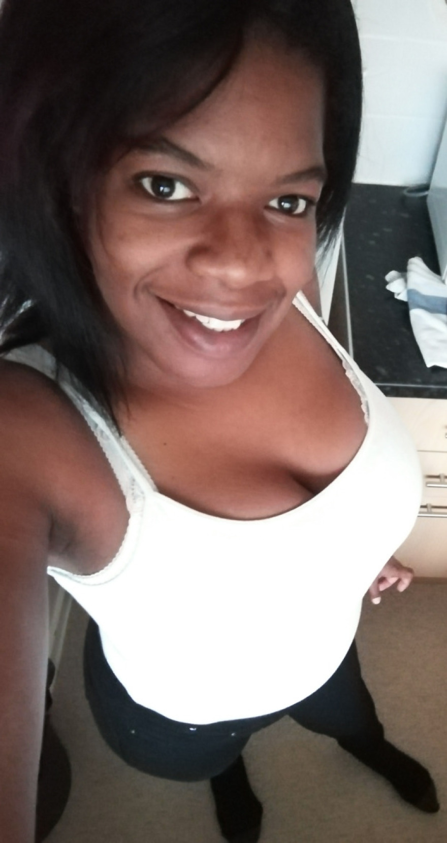 «To πελώριο στήθος κάνει τη ζωή μας κόλαση» - Χυμώδεις Βρετανίδες «ξεσπούν» στη Sun