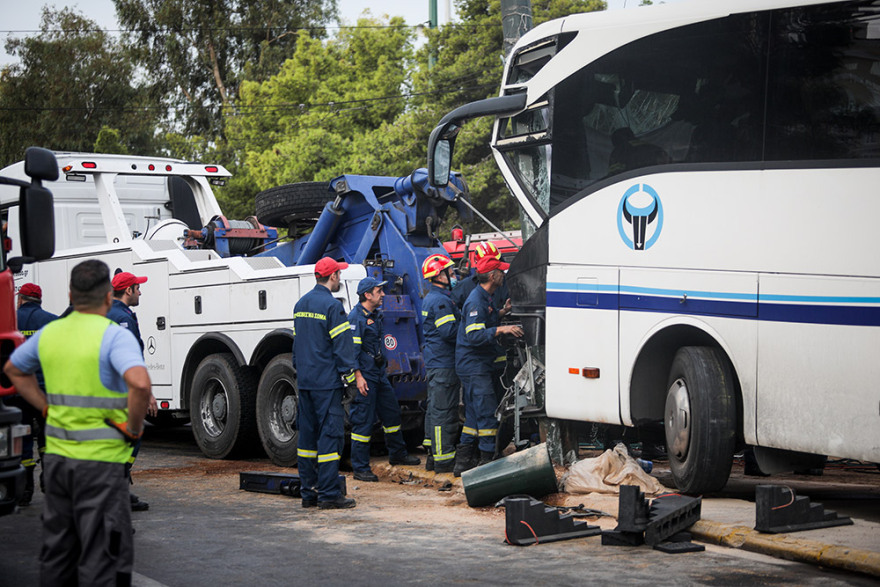 Τροχαίο στον Πειραιά: Πούλμαν «καρφώθηκε» πάνω σε κολόνα στην Ακτή Μιαούλη