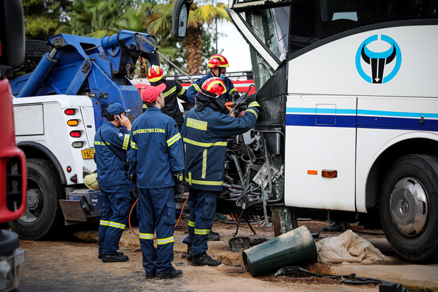 Τροχαίο στον Πειραιά: Πούλμαν «καρφώθηκε» πάνω σε κολόνα στην Ακτή Μιαούλη