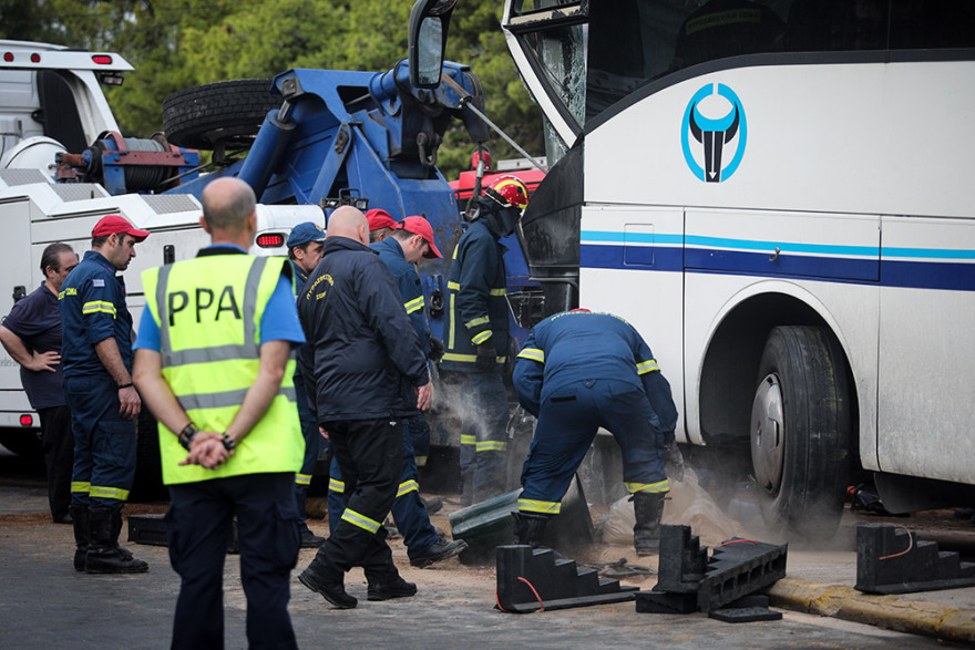 Τροχαίο στον Πειραιά: Πούλμαν «καρφώθηκε» πάνω σε κολόνα στην Ακτή Μιαούλη
