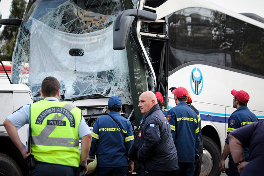 Τροχαίο στον Πειραιά: Πούλμαν «καρφώθηκε» πάνω σε κολόνα στην Ακτή Μιαούλη