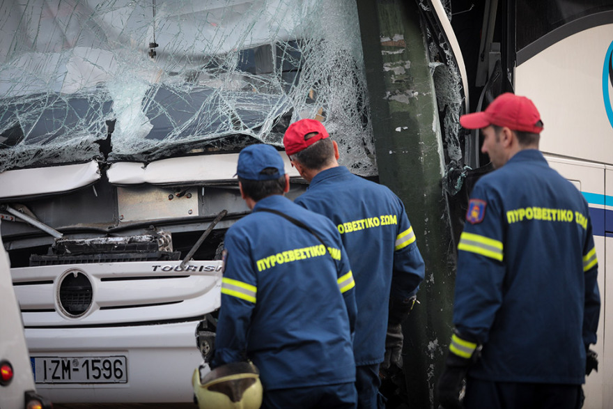 Τροχαίο στον Πειραιά: Πούλμαν «καρφώθηκε» πάνω σε κολόνα στην Ακτή Μιαούλη