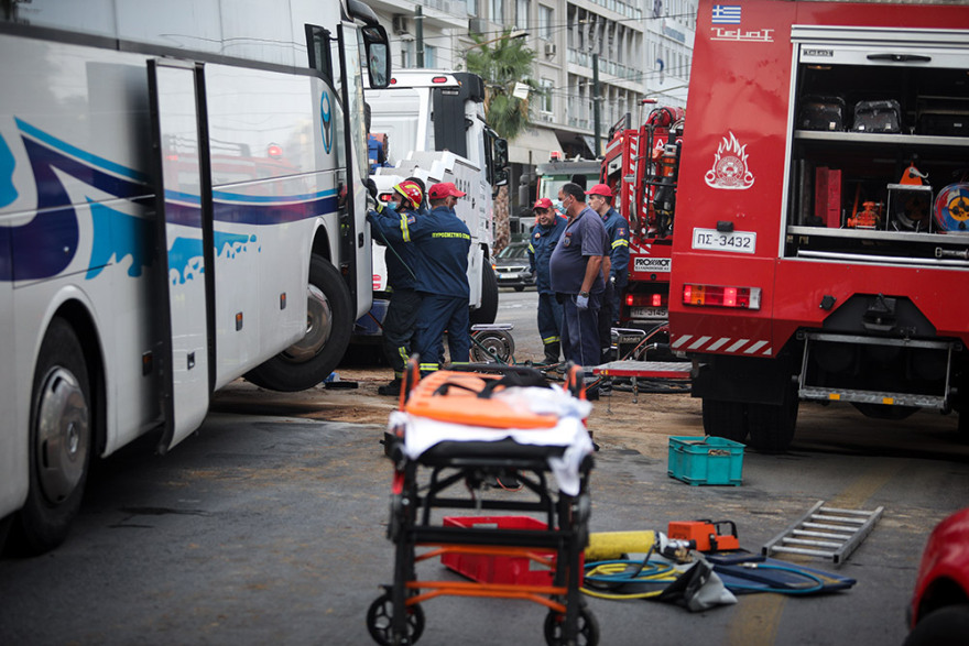 Τροχαίο στον Πειραιά: Πούλμαν «καρφώθηκε» πάνω σε κολόνα στην Ακτή Μιαούλη