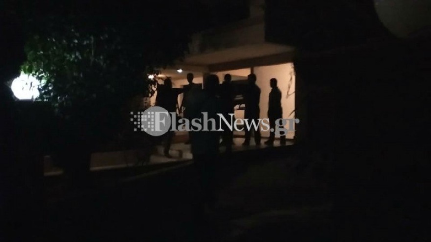 Δείτε βίντεο: Μετά από εννέα ώρες, η ΕΛΑΣ ακινητοποίησε τη γυναίκα που απειλούσε να αυτοκτονήσει