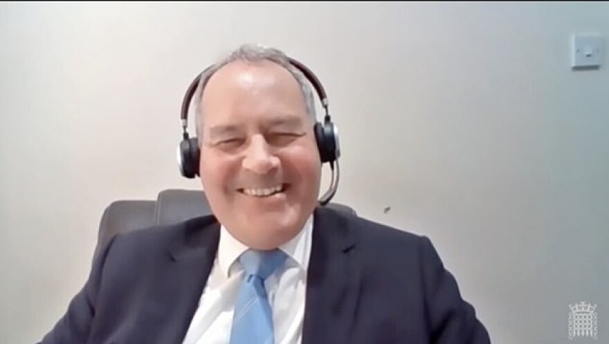 Άγρια καζούρα από τον πρόεδρο της βρετανικής βουλής σε βουλευτή για τα ακουστικά του - Δείτε βίντεο