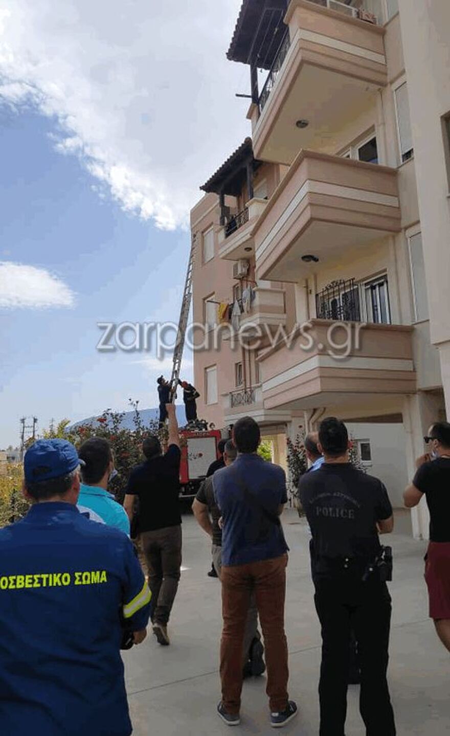 Συναγερμός στα Χανιά: Γυναίκα απειλεί να πέσει από τον τρίτο όροφο πολυκατοικίας