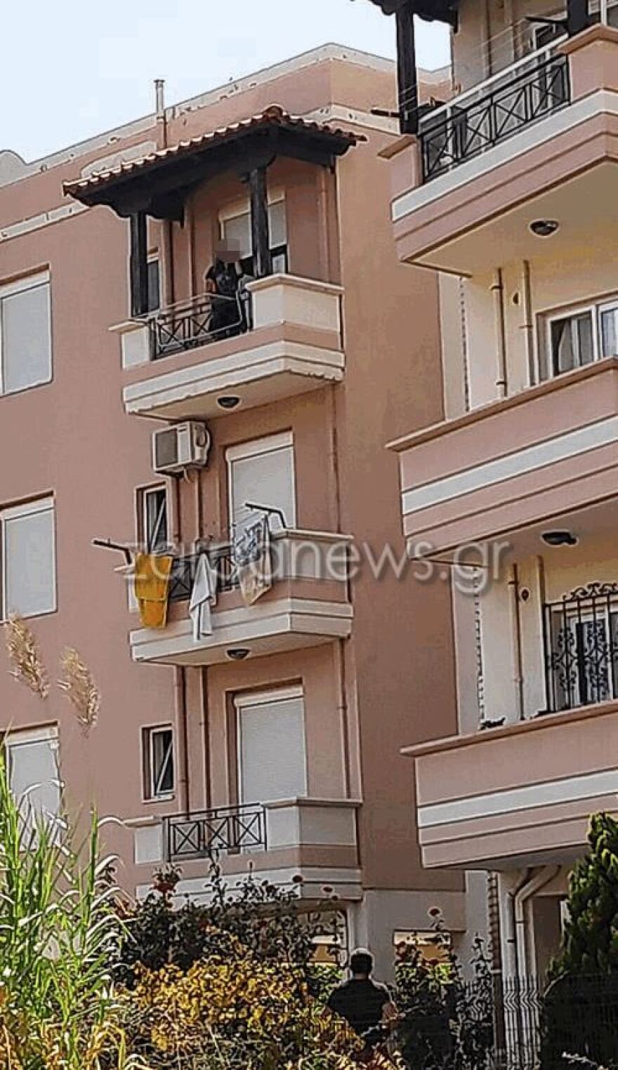 Συναγερμός στα Χανιά: Γυναίκα απειλεί να πέσει από τον τρίτο όροφο πολυκατοικίας