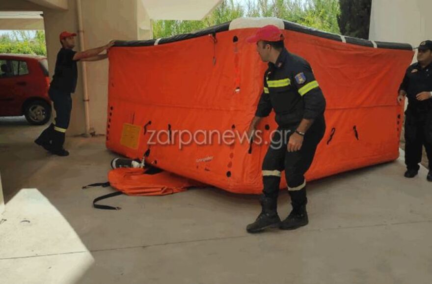 Συναγερμός στα Χανιά: Γυναίκα απειλεί να πέσει από τον τρίτο όροφο πολυκατοικίας