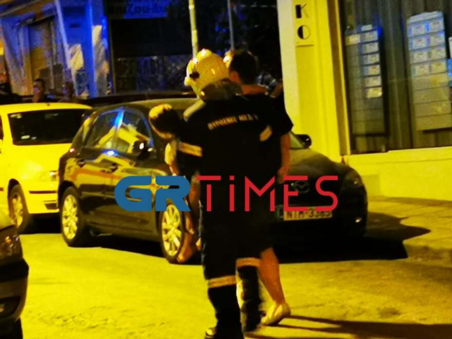 Φωτιά σε διαμέρισμα στη Θεσσαλονίκη: Διασωληνώθηκε ένας από τους απεγκλωβισμένους 